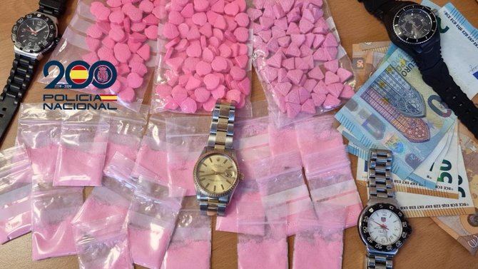 En el momento del arresto, los agentes han intervenido cinco relojes de alta gama, 226 pastillas de MDMA, 19 gramos de cocaína rosa y 3.500 euros en efectivo, según ha informado el cuerpo policial.