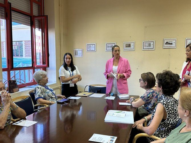 La concejala del distrito, Yolanda Estrada, ha asistido al inicio de la que será la séptima edición de estas actividades, en el Centro de Mayores Nicolás Salmerón.