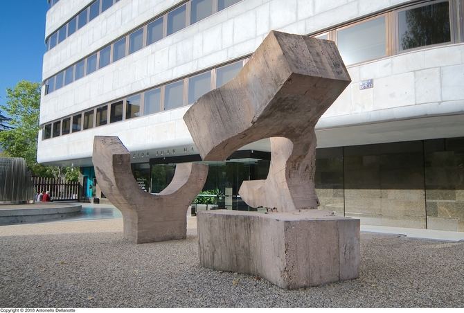 'Lugar de encuentros VI' (Eduardo Chillida, 1974), por su parte, se emplaza en la entrada de la Fundación Juan March. Esta obra, contrariamente a las obras de la serie que se presentan suspendidas, se halla férreamente apoyada en el suelo. 