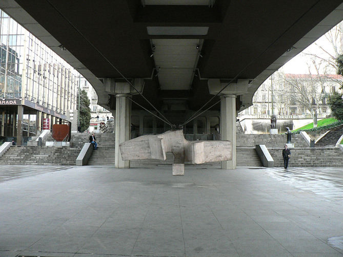  'Lugar de encuentros III' (Eduardo Chillida, 1972), situada en el Museo de Escultura al Aire Libre de la Castellana, en el distrito de Salamanca. 