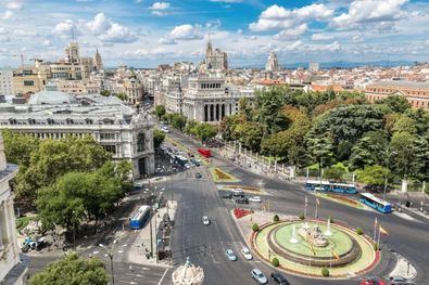 El asfaltado de Cibeles mueve los buses