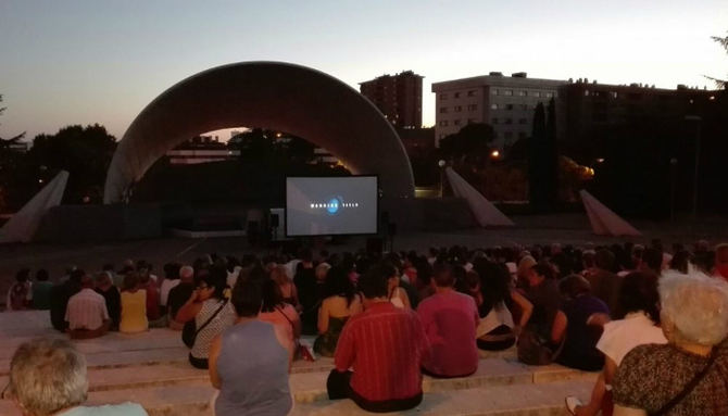 Conjugando criterios de cine familiar con estrenos de calidad, se ofrece una programación variada concebida para disfrutar del mejor cine al aire libre, donde tienen cabida el género fantástico, la animación, la comedia o el drama.