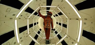 Este espacio nos invita a descubrir algunos de los encuentros más vibrantes de la historia del cine con la ciencia, películas de cineastas como Stanley Kubrick, Alain Resnais, Robert Zemeckis o Christopher Nolan. Además, especialmente dirigida a los más pequeños, una emocionante historia animada con un protagonista inolvidable, el robot Wall-e.