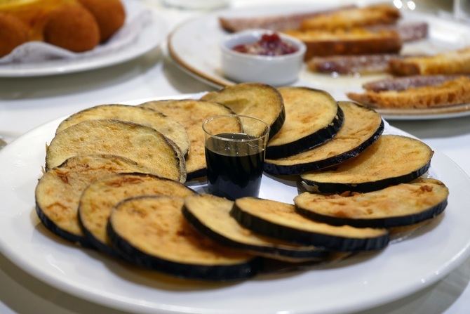 Por cada plato de berenjenas fritas servido, Círculo Marisquería donará 0,50 céntimos a la campaña 'Hostelería contra el hambre', que permanecerá activa hasta el 15 de noviembre.