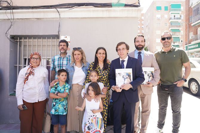 Ciudad Lineal cuenta desde este miércoles con una calle dedicada a la historiadora de arte española Carmen Garrido Pérez. Martínez Almeida, acompañado por el concejal del distrito, Ángel Niño, y familiares de la historiadora, ha descubierto la placa de Carmen Garrido en la hasta ahora conocida como calle de Ricardo Ortiz posterior.