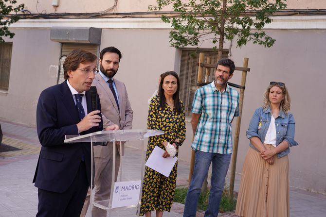 Según ha destacado el alcalde, “en nuestra memoria debemos tener un rincón para las personas que no son públicas, como Carmen Garrido, pero que cada día hacen un Madrid mejor”.