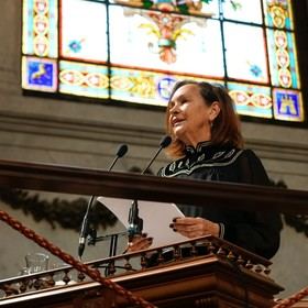 Su candidatura fue presentada por las académicas Soledad Puértolas, Carme Riera y Paloma Díaz-Mas. Clara Sánchez ha pasado a tomar posesión de la silla X, vacante desde el fallecimiento de Francisco Brines, en 2021.