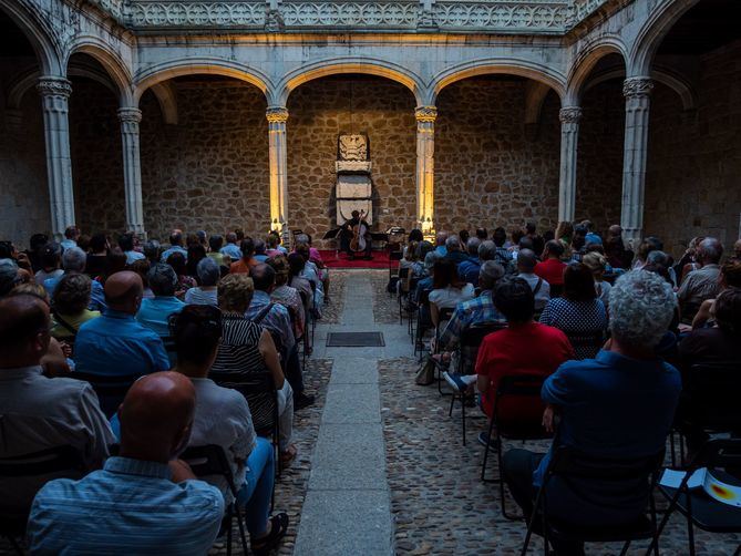 Los conciertos programan piezas de Bach, Beethoven, Haydn o Mendelssohn en espacios singulares como monasterios, iglesias y castillos y forman parte del Festival Escenas de Verano, que propone artes escénicas, música y arte contemporáneo en toda la región.
