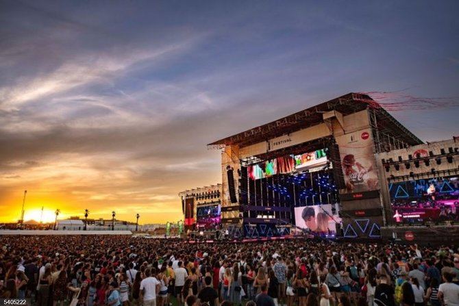 En un primer momento, este evento iba a celebrarse en el llamado 'Nuevo Recinto de Festivales', situado en Villaverde, pero los problemas de movilidad y seguridad detectados en Mad Cool y en el concierto de Harry Styles han obligaron a los promotores del Coca-Cola Music Experience a cambiar de ubicación a la Caja Mágica, en Usera.