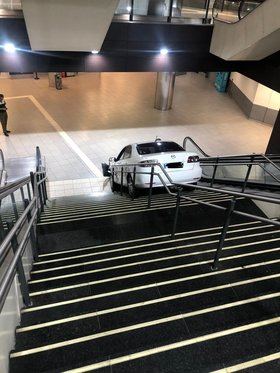 Un conductor queda atrapado con un coche robado en las escaleras del intercambiador de plaza Elíptica