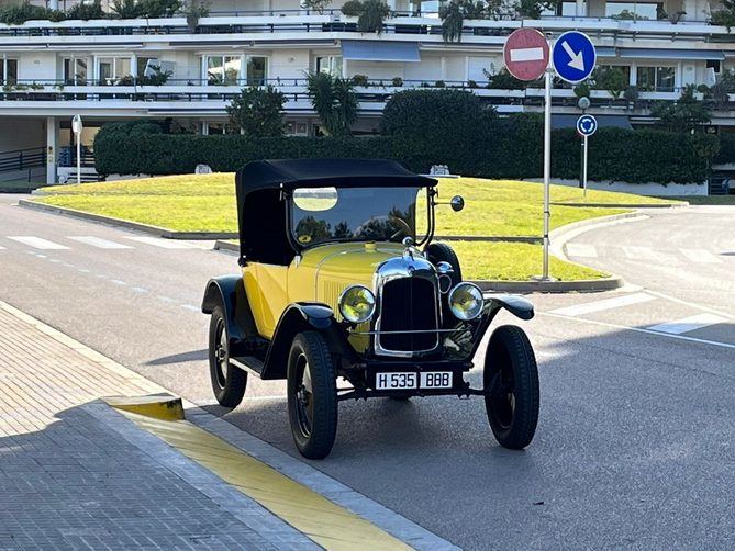 Coincidiendo con el centenario de la primera edición de las 24 horas de Le Mans, la ETSI Industriales de la UPM acoge la 'Exposición de Coches Históricos', en la que se muestran 10 vehículos históricos, acompañados de dos monoplazas y un prototipo creados por alumnos y profesores de la Universidad Politécnica de Madrid.