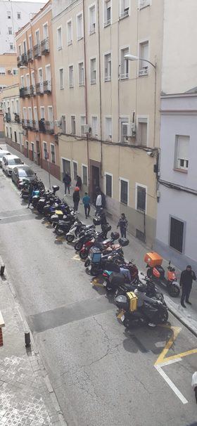 El bloqueo de las calles y la ocupación de la vía pública por repartidores y suministradores es uno de los problemas que generan estos negocios en el centro de la ciudad.