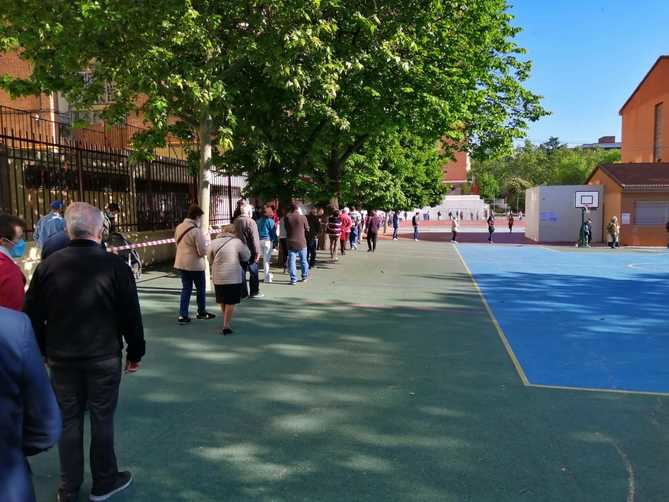 Desde la Comunidad de Madrid se ha pedido 'paciencia' a los ciudadanos y se ha hecho un llamamiento 'a la tranquilidad' en la jornada electoral, ante las largas colas que se están registrando en las entradas de los colegios electorales por el protocolo COVID.