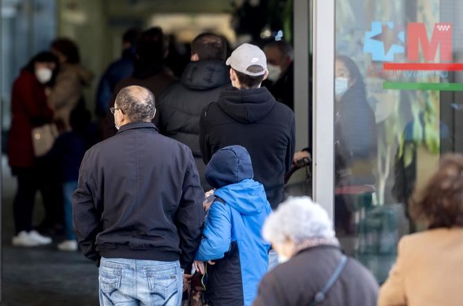 La incidencia acumulada en los últimos 14 días por 100.000 habitantes se sitúa en la Comunidad de Madrid en 2.224,67, mientras que a nivel nacional está en 1.508,39.