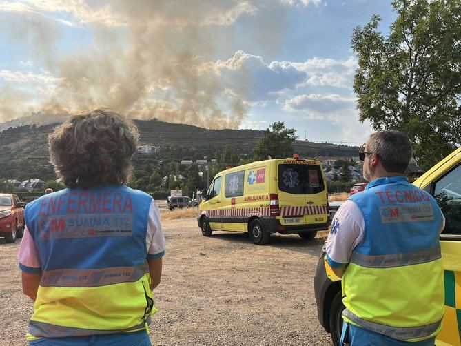 El fuego ha comenzado, por causas que aún se están investigando, a las 16.00 horas de este martes en el kilómetro 8 de la M-601 y se ha extendido rápidamente.