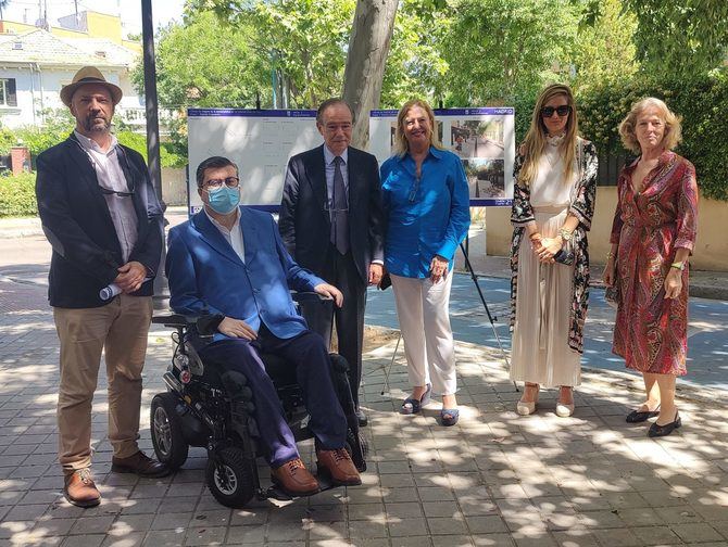 La delegada de Obras y Equipamientos, Paloma García Romero, durante una visita a la zona en la que se va a actuar, acompañada de la concejala del distrito, Sonia Cea; representantes de la Asociación de Vecinos Cruz del Rayo y el presidente de la Federación de Asociaciones de Personas con Discapacidad Física y Orgánica de la Comunidad de Madrid (FAMMA–Cocemfe Madrid), Javier Font.