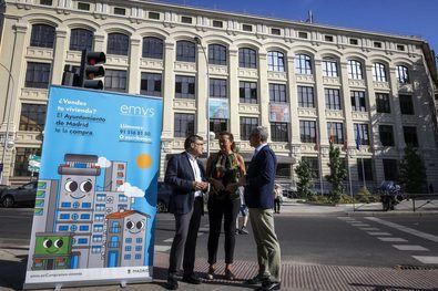 El delegado de Políticas de Vivienda y presidente de EMVS Madrid, Álvaro González, junto al consejero delegado de la empresa municipal, Diego Lozano, y acompañados por la concejala de Arganzuela, Dolores Navarro, ha presentado la iniciativa este martes.