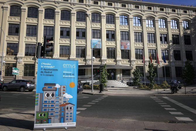 Con la campaña ‘¿Vendes tu vivienda? El Ayuntamiento de Madrid te la compra’, la Empresa Municipal de la Vivienda y Suelo de Madrid (EMVS Madrid) ofrece precios de mercado para que los particulares que quieren vender su inmueble se interesen por las condiciones fijadas por el Ayuntamiento de Madrid.