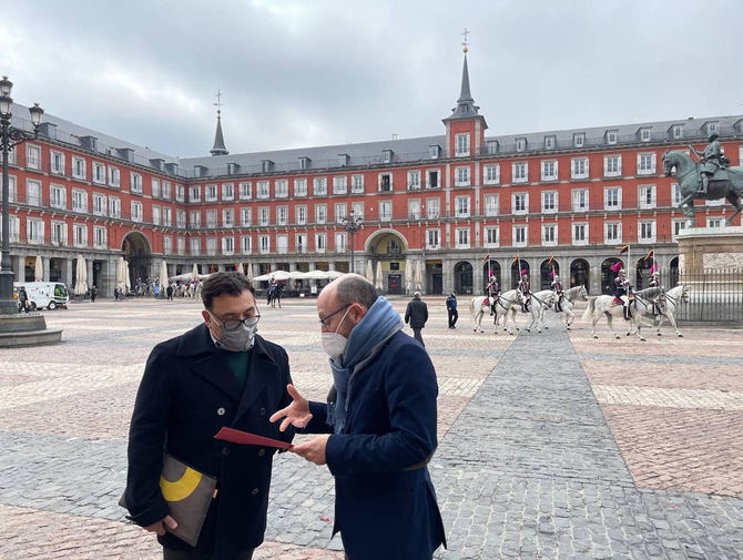 José Fernández en su visita con el presidente de la Asociación de Vecinos de la Plaza Mayor, Ricardo Bustos.