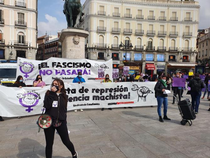 Decenas de estudiantes se concentran en Sol, a pesar de la prohibición, bajo el lema "8M sin mordazas"