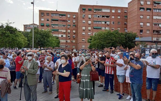 Varios cientos de personas se manifestaron esta semana ante el Centro de Salud de Los Ángeles de Villaverde para protestar por la falta de médicos de familia y pedir la retirada del nuevo 'plan de contingencia' estival de la Comunidad de Madrid.