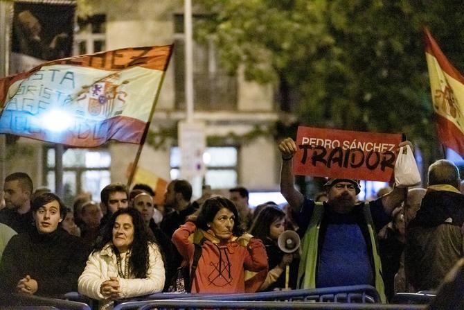 Sobre las 19.30 horas de este miércoles han comenzado a llegar numerosas personas al punto de encuentro habitual desde hace veinte días, la esquina de la calle de Ferraz con Marqués de Urquijo, bajo un despliegue policial fuerte que ha dispuesto vallas de seguridad cortando el tráfico en esa vía.