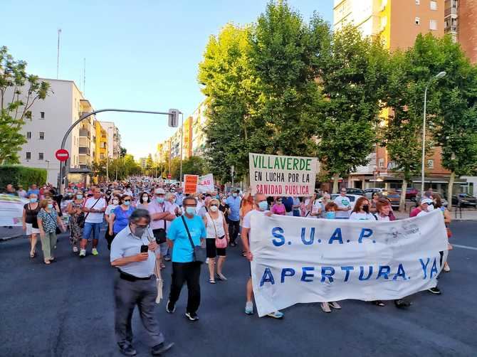 Entre las exigencias tanto de CC.OO como de las asociaciones en defensa de la sanidad pública, potenciar la Atención Primaria, la salud pública, la salud mental o reabrir los SUAP (Servicios de Urgencias de Atención Primaria) y las Unidades de Atención Domiciliaria para aliviar listas de espera. 