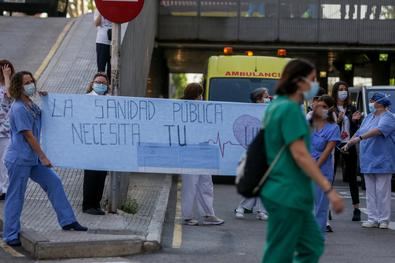 Desde la Federación Regional de Vecinos de Madrid (FRAVM) se critica la falta de rastreadores y de refuerzo en los centros de salud de la región.