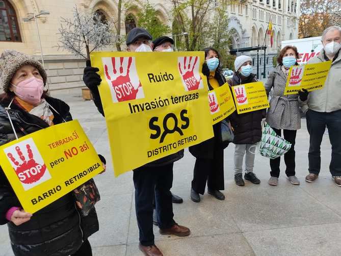 Esta mañana, representantes de asociaciones vecinales de barrios saturados se concentraron ante el Ayuntamiento antes del inicio de la sesión plenaria y presentaron 2.500 firmas contra el descontrol y por el descanso.