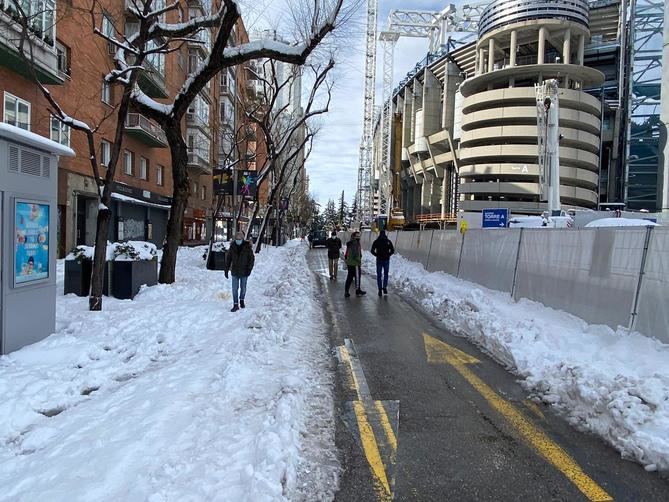 La Sociedad Española de Cirugía Ortopédica y Traumatología ha aconsejado a la población andar como los pingüinos para evitar caídas en situaciones de hielo en las aceras y calzadas.