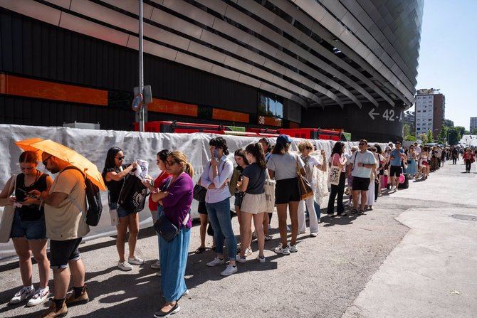 La capital española recibe a la artista de Pensilvania con cielos despejados y temperaturas de hasta 34º que no bajarán de los 24º a medianoche cuando 65.000 personas acudan a los conciertos, algo que, además, afectará 'gravemente' al tráfico del centro de la ciudad. La policía estará obligada a tomar medidas extraordinarias y, desde las 10.00 horas de ambos días, cerca de 850 metros de la calle de Padre Damián permanece cortada a los vehículos y limitado también el acceso a los peatones.