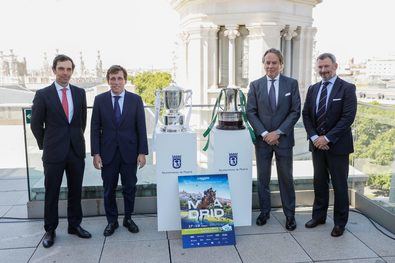 El alcalde de Madrid, José Luis Martínez-Almeida, acompañado de la concejala delegada de Deporte, Sonia Cea, en la presentación de Longines Global Champions Tour, el pasado viernes.