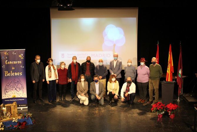 El delegado de Familias, Igualdad y Bienestar Social, Pepe Aniorte, ha participado en la entrega de galardones del XXX Concurso de Belenes de los Centros Municipales de Mayores, un acto que ha contado con la presencia de diferentes representantes de los distritos y los grupos municipales.