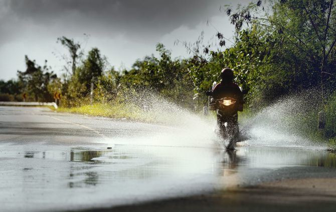 Según las estadísticas de los especialistas en nuestro país, conducir con lluvia eleva las posibilidades de sufrir un percance en la carretera hasta un 70%. 