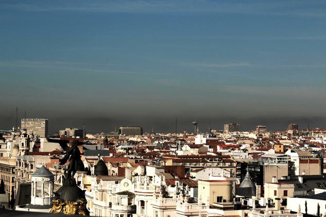 El Ayuntamiento de Madrid mantiene activado el escenario 1 del Protocolo de contaminación por dióxido de nitrógeno para hoy, 18 de enero. La velocidad de circulación en la M-30 y en las vías de acceso en el interior de la M-40, sigue limitada a 70 kilómetros por hora. Se recomienda el uso del transporte público.