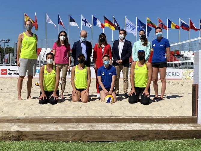 Junto a Miranda, han estado las jugadoras de la selección femenina nacional de esta modalidad, así como miembros de las federaciones nacional y madrileña de voleibol y representantes internacionales del resto de equipos que participan en la competición.