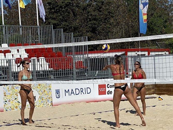 La concejala delegada de Deporte, Sofía Miranda, ha participado hoy en la presentación de la CEV Continental Cup de vóley playa 2021 que tendrá lugar entre el 6 y el 9 de mayo en las instalaciones del Parque Deportivo Puerta de Hierro.