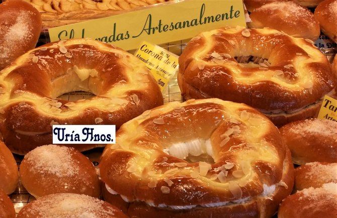 Para honrar a nuestra patrona, nada mejor que las deliciosas coronas rellenas que llenan los escaparates de las pastelerías, y que, aunque lo pueda parecer, no es un Roscón de Reyes.