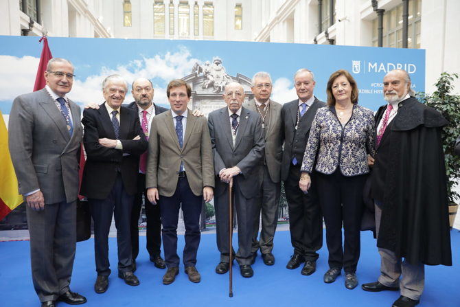 En la imagen, los Cronistas de la Villa, junto al alcalde de Madrid, José Luis Martínez-Almeida, durante el nombramiento de Constantino Mediavilla, en 2019.