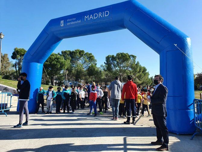 La carrera se desarrolla en el parque de las Cruces con dos circuitos diferentes de 800 y 1.000 metros para 3º y 4º curso de Primaria, respectivamente.