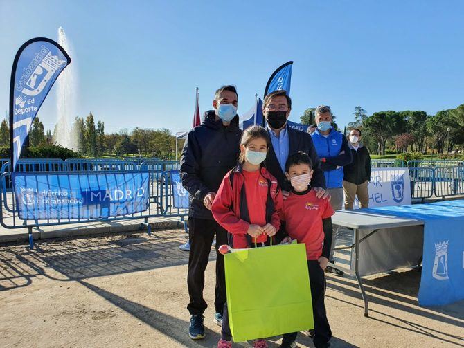 El concejal de Carabanchel, Álvaro González, ha presenciado el inicio de la carrera y ha hecho entrega de un reconocimiento a los 15 colegios participantes en la prueba.