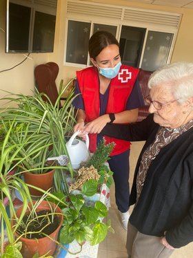 Cruz Roja recomienda prestar especial cuidado a los mayores durante los episodios de temperaturas elevadas