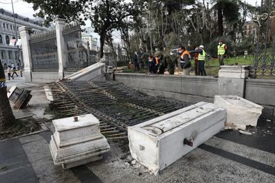 El viento tira un árbol y una valla histórica