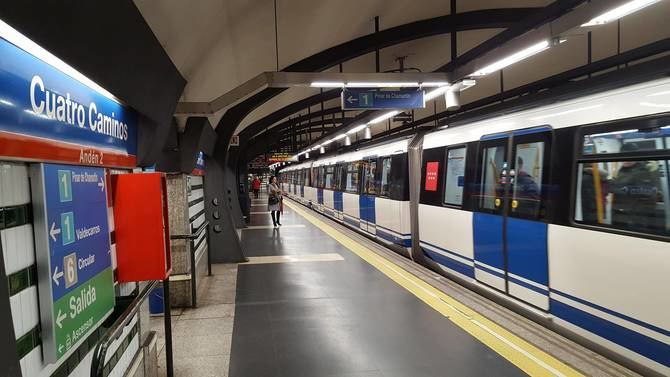 Cuatro Caminos es una de las ocho estaciones del primer tramo inaugurado del metro (Sol-Cuatro Caminos) en 1919. Por este motivo, Metro de Madrid ha decidido tematizarla y convertir este espacio en un homenaje a la historia del suburbano y sus trabajadores.