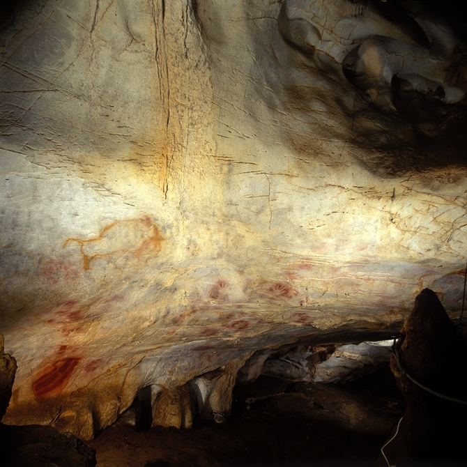 Se trata de la primera forma de expresión cultural, social y simbólica que conservamos de la Humanidad. Aparece en Europa hace unos 42.000 años y se desarrolla a lo largo del Paleolítico Superior, el Neolítico, la Edades del Cobre y el Bronce, e incluso la Edad del Hierro en algunas regiones. 