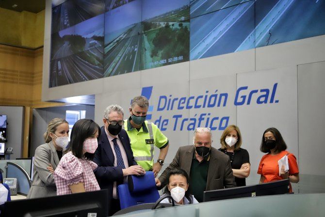 La delegada del Gobierno en Madrid, Mercedes González, ha visitado la sede de la Dirección General de Tráfico (DGT), donde ha mantenido una reunión de trabajo con su director general, Pere Navarro.