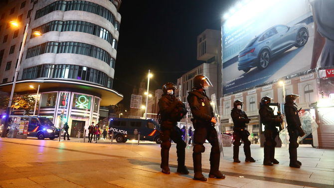 Una de las protesta más virulenta de la pasada noche fue la ocurrida en la capital, donde los enfrentamientos dejaron doce heridos, tres de ellos policías, y 32 detenciones. Estos individuos, disueltos por la Policía, lanzaron objetos a los agentes, piedras contra escaparates de algunos comercios y destruyeron mobiliario de la principal arteria madrileña.