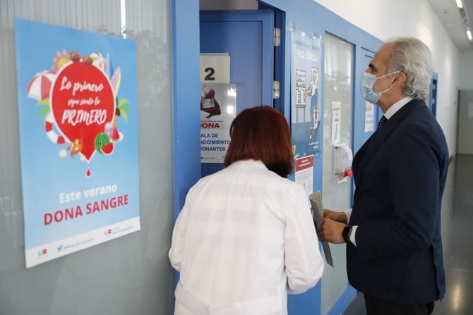 El consejero de Sanidad, Enrique Ruíz Escudero, durante su visita al Centro de Transfusión, al que ha acudido para colaborar con su donación y animar a los madrileños a participar en la campaña.