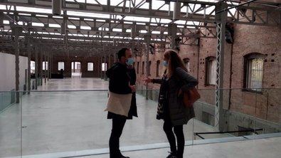 Los concejales de Más Madrid Nacho Murgui y Pilar Perea durante su visita a las instalaciones culturales de la Nave Daoíz y Velarde para reclamar la apertura al público de este espacio.