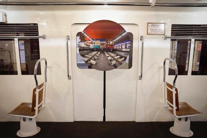 La exposición 'pone foco' en los detalles de los trenes clásicos que circularon en los primeros años de la centenaria compañía, las cabinas de conducción, el recinto de pasajeros, sus puertas, sus elegantes asientos e iluminación y su escudo.